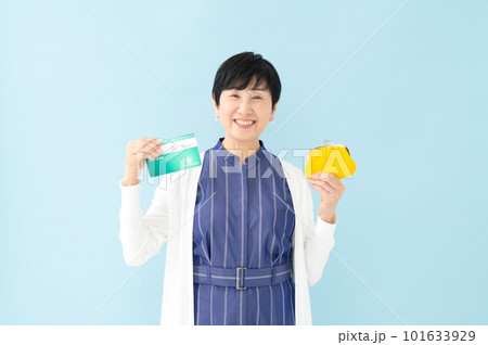 財布と通帳を持って喜ぶ女性 101633929