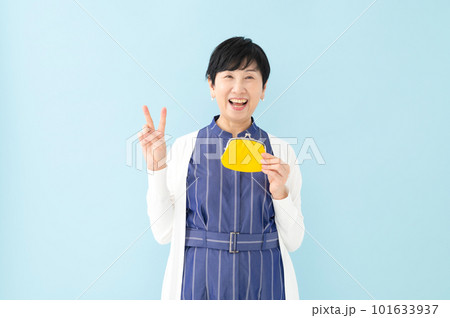 財布を持ってピースする女性 財布を持ってピースする女性 101633937