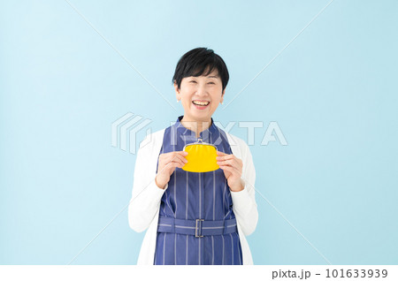 財布を持つ女性 財布を持つ女性 101633939