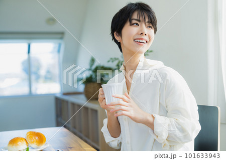 朝食を食べる女性 朝食を食べる女性 101633943