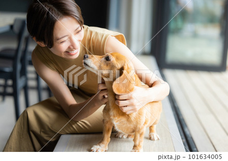愛犬を抱く女性 101634005