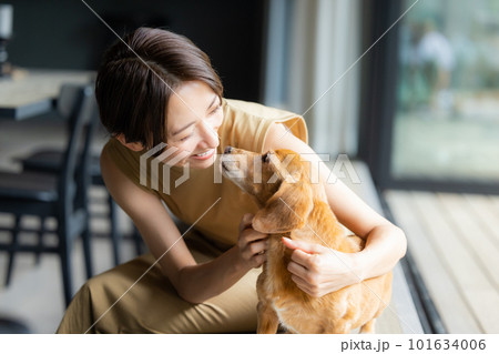愛犬を抱く女性 愛犬を抱く女性 101634006