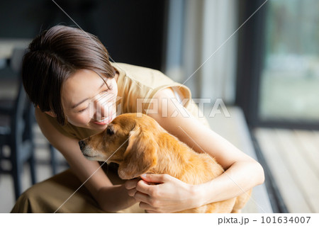 愛犬を抱く女性 101634007