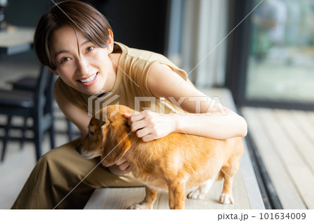 愛犬を抱く女性 101634009