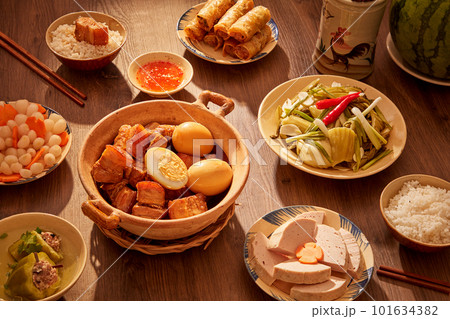 A classic Vietnamese dish with caramelized pork and eggs as the main dish and other foods. Tet holiday concept 101634382