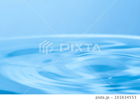 ブルーの透明感のある背景 101634553