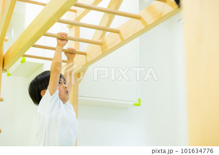 うんていをする子供　 101634776