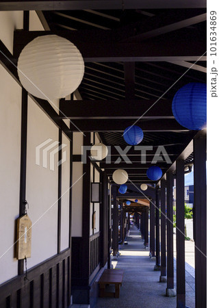 雪国の雁木通り 101634869