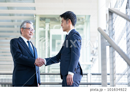 ビジネスシーン　握手　 101634922