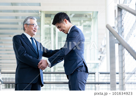 ビジネスシーン 握手 ビジネスシーン 握手 101634923