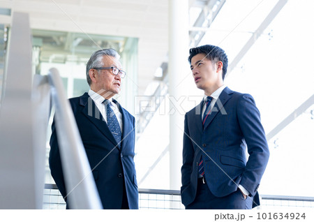 ビジネスシーン 上司 部下 親子 M&A ビジネスシーン 上司 部下 親子 M&A 101634924