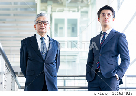 ビジネスシーン 上司 部下 親子 M&A ビジネスシーン 上司 部下 親子 M&A 101634925