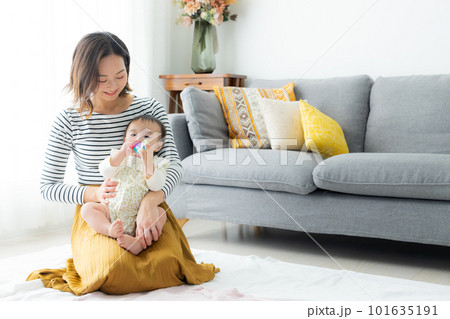 リビング 赤ちゃん 親子 リビング 赤ちゃん 親子 101635191
