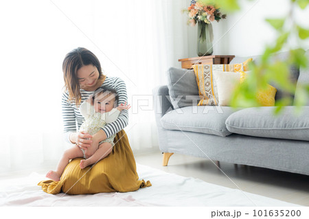リビング　赤ちゃん　親子 101635200