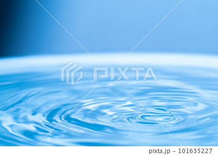 ブルーの透明感のある背景 101635227