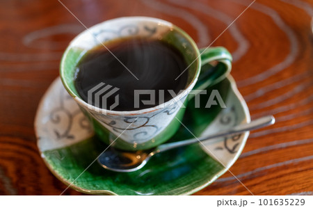 コーヒーを飲む 101635229