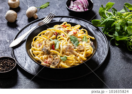 linguine Alfredo with Chicken, Mushroom in bowl 101635824