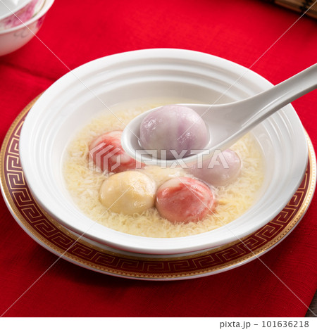 Colored glaze style big tangyuan with sweet rice wine soup and egg drop. 101636218