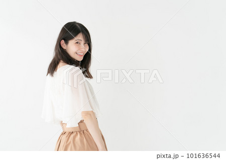 振り向く女性　笑顔 101636544