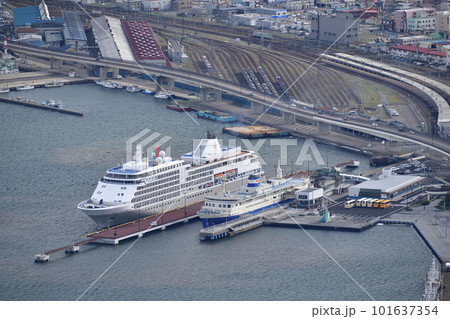 春の北海道函館市函館港に寄港するクルーズ船シルバーウィスパー号の接岸作業風景を函館山から撮影 春の北海道函館市函館港に寄港するクルーズ船シルバーウィスパー号の接岸作業風景を函館山から撮影 101637354