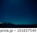新道峠から望む夜明けの逆さ紅空と星 101637540