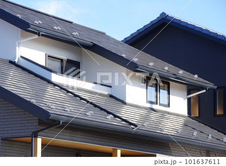 二階建ての屋根の雨樋パイプの連結の様子 101637611