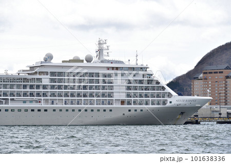 春の北海道函館市函館港に寄港したクルーズ船シルバーウィスパー号の風景を撮影 春の北海道函館市函館港に寄港したクルーズ船シルバーウィスパー号の風景を撮影 101638336