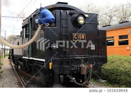 蒸気機関車を牽引して走る蒸気 蒸気機関車を牽引して走る蒸気 101639648