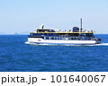 瀬戸内海を航行するフェリー 101640067