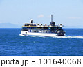 瀬戸内海を航行するフェリー 101640068