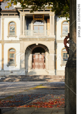 京都の龍谷大学の建物の風景 京都の龍谷大学の建物の風景 101640246