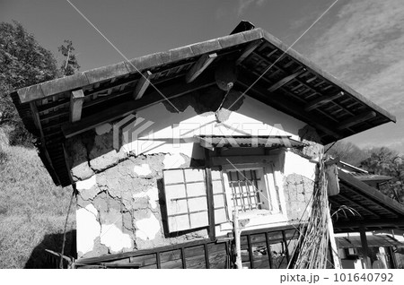 古く老朽化した昔ながらの日本独特の土塀グレー1 101640792