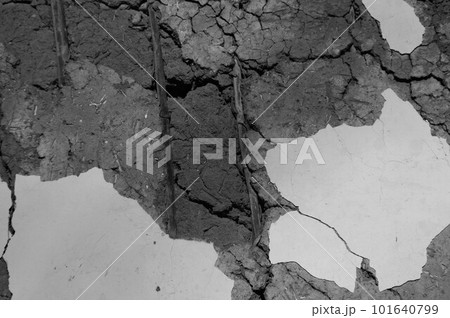 古く老朽化した昔ながらの日本独特の土塀5 古く老朽化した昔ながらの日本独特の土塀5 101640799