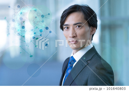 DXをイメージする男性の顔 101640803