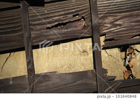 古く老朽化した昔ながらの日本独特の土塀カラー7 101640848