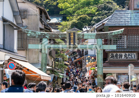 【神奈川県】混雑する観光地 江ノ島 【神奈川県】混雑する観光地 江ノ島 101640910