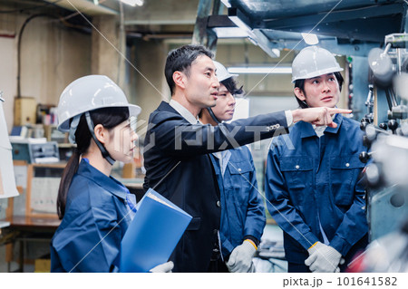 工場の効率化を指示する経営陣 工場の効率化を指示する経営陣 101641582