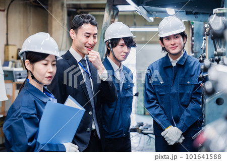 工場の効率化を指示する経営陣 工場の効率化を指示する経営陣 101641588