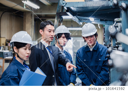 工場の効率化を指示する経営陣 工場の効率化を指示する経営陣 101641592