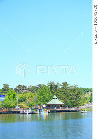 豊田市、家族連れで賑わう鞍ヶ池公園の風景 101641720