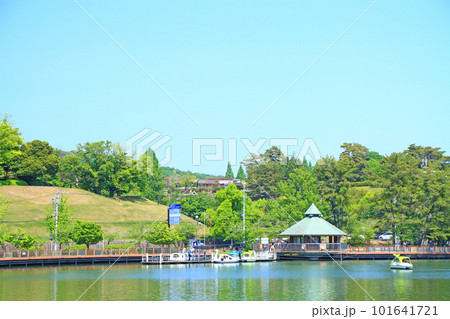 豊田市、家族連れで賑わう鞍ヶ池公園の風景 101641721