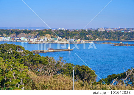 神奈川県三浦市の城ヶ島公園第1展望台から北側の眺望 101642028
