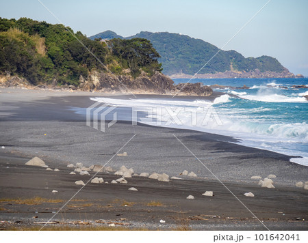 白波が打ち寄せる海岸。(高知県安芸郡東洋町内の海岸) 白波が打ち寄せる海岸。(高知県安芸郡東洋町内の海岸) 101642041