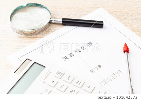 デスクに置かれた決算報告書 デスクに置かれた決算報告書 101642573