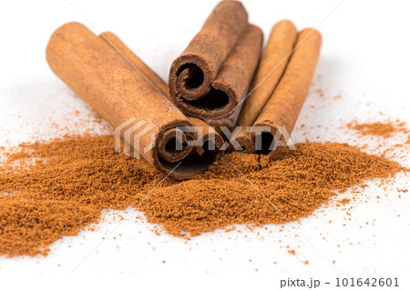 cinnamon sticks with powder 101642601