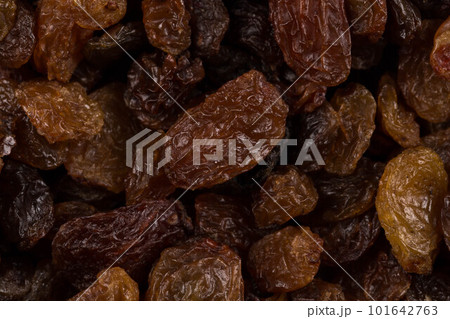Sweet raisins background 101642763