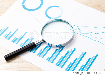 デスクに置かれたグラフ 101643168