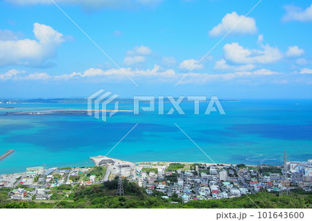 沖縄 展望台から見下ろす青い海 101643600
