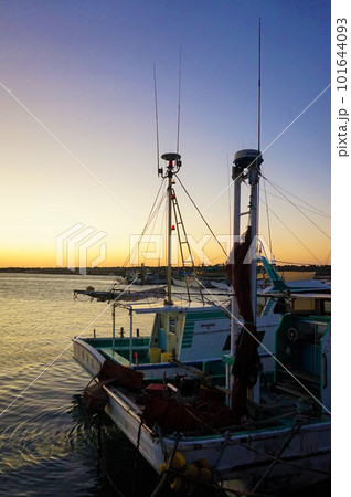 大洗港　漁港　漁船　漁　朝日　明け方 101644093