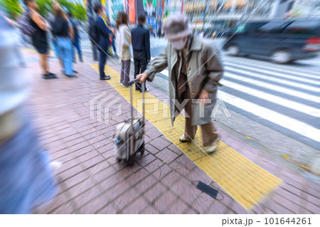 日本の東京都市景観 高齢化社会・脱マスク…交差点にはマスク無しの方も増加=渋谷スクランブル交差点 日本の東京都市景観 高齢化社会・脱マスク…交差点にはマスク無しの方も増加=渋谷スクランブル交差点 101644261